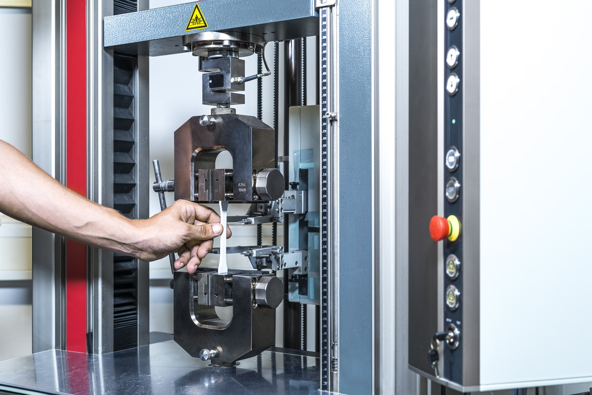 Prüfmaschine für Dehnungsversuche Polyacetal ©Senco R&D 